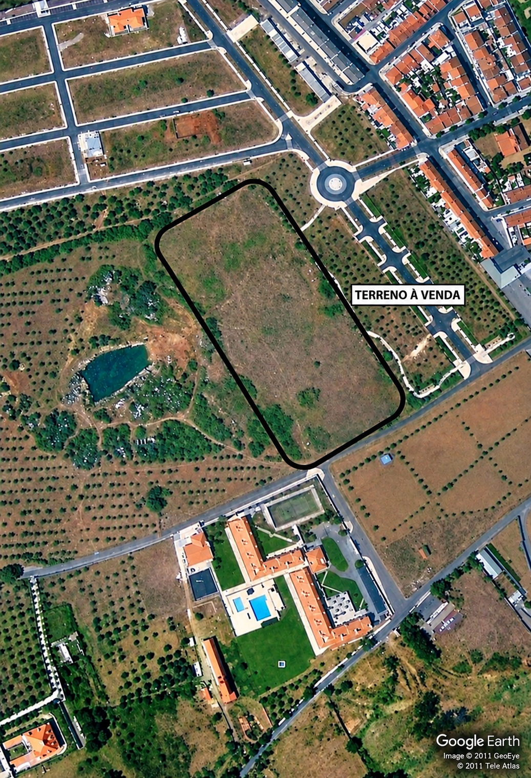 Vista aérea com a delimitação aproximada do terreno em Vila Viçosa e a indicação Terreno à Venda